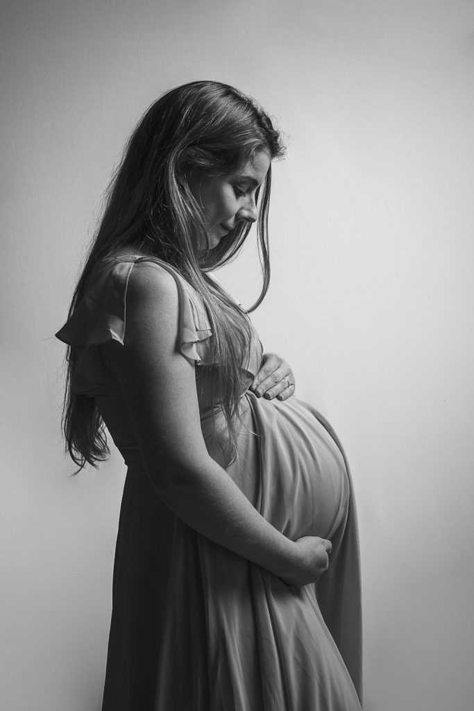 femme enceinte qui regarde son ventre